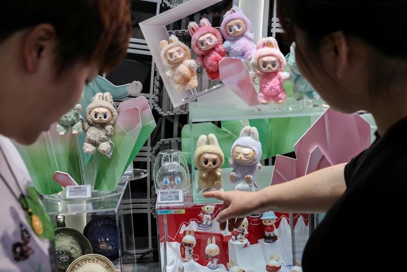 Labubu没有语言，却穿透情绪、打动人心，被全世界记住。(取材自三湘都市报)