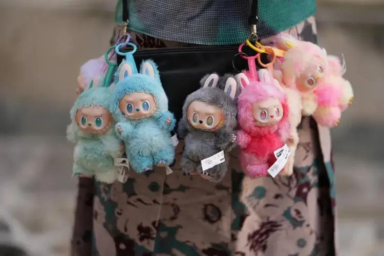 Labubu没有语言，却穿透情绪、打动人心，被全世界记住。(取材自三湘都市报)