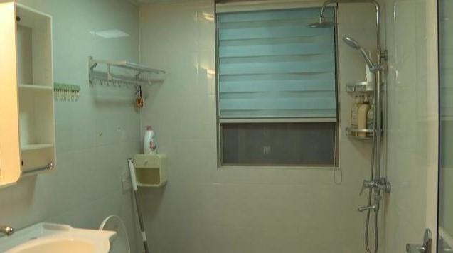 男子的家被保洁阿姨清空，衣柜的衣物也没了。(取材自百姓关注)