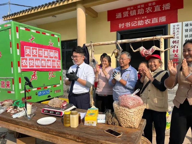 年长又带有乡土情怀的村支书直播颇受欢迎。图为陕西省西安市高陵区何村村支书史安民（左）正在芹菜地中直播。（中新社）