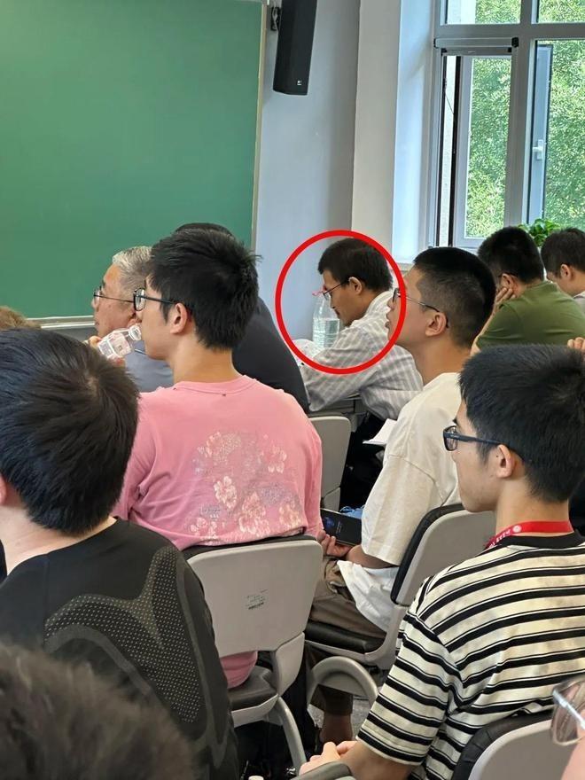 王虹(右二)与韦东奕(前排条纹衣)同框讨论数学问题。(视频截屏)
