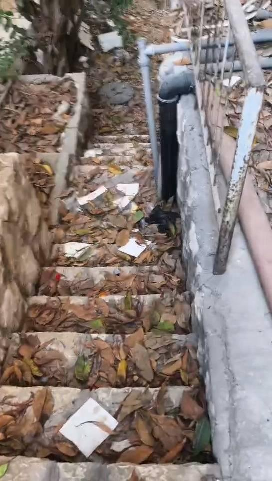 警报拉响,王先生快速走向防空洞。(封面新闻/受访者供图)