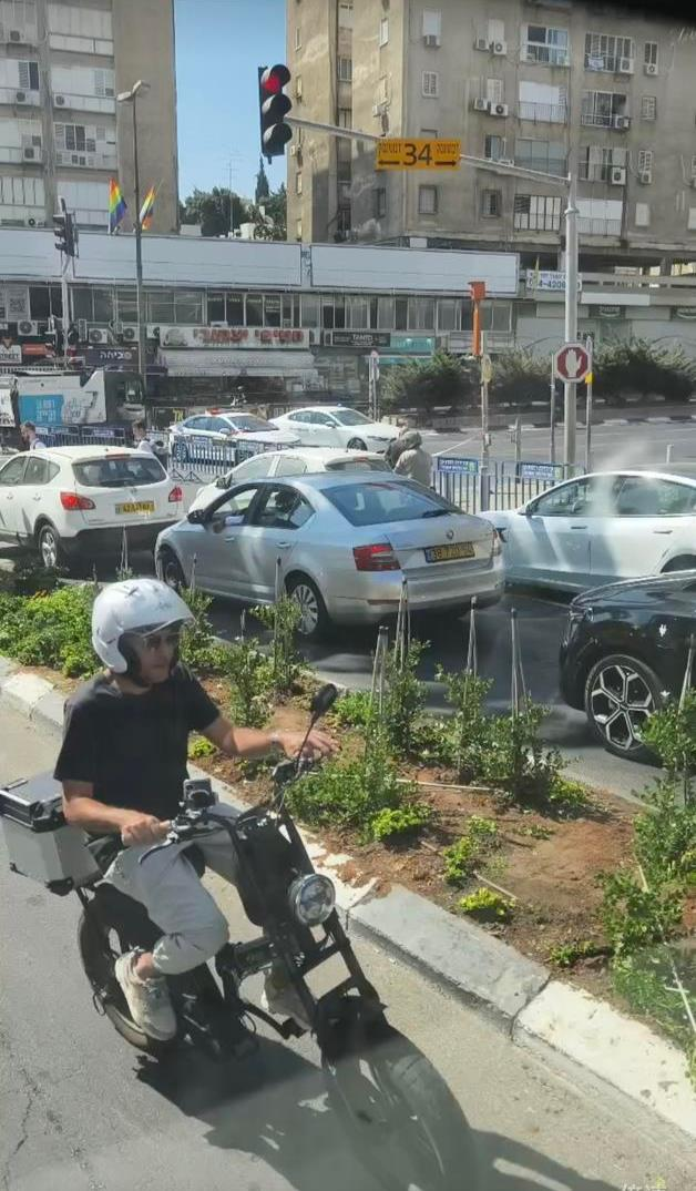 警报拉响，王先生快速走向防空洞。(封面新闻／受访者供图)