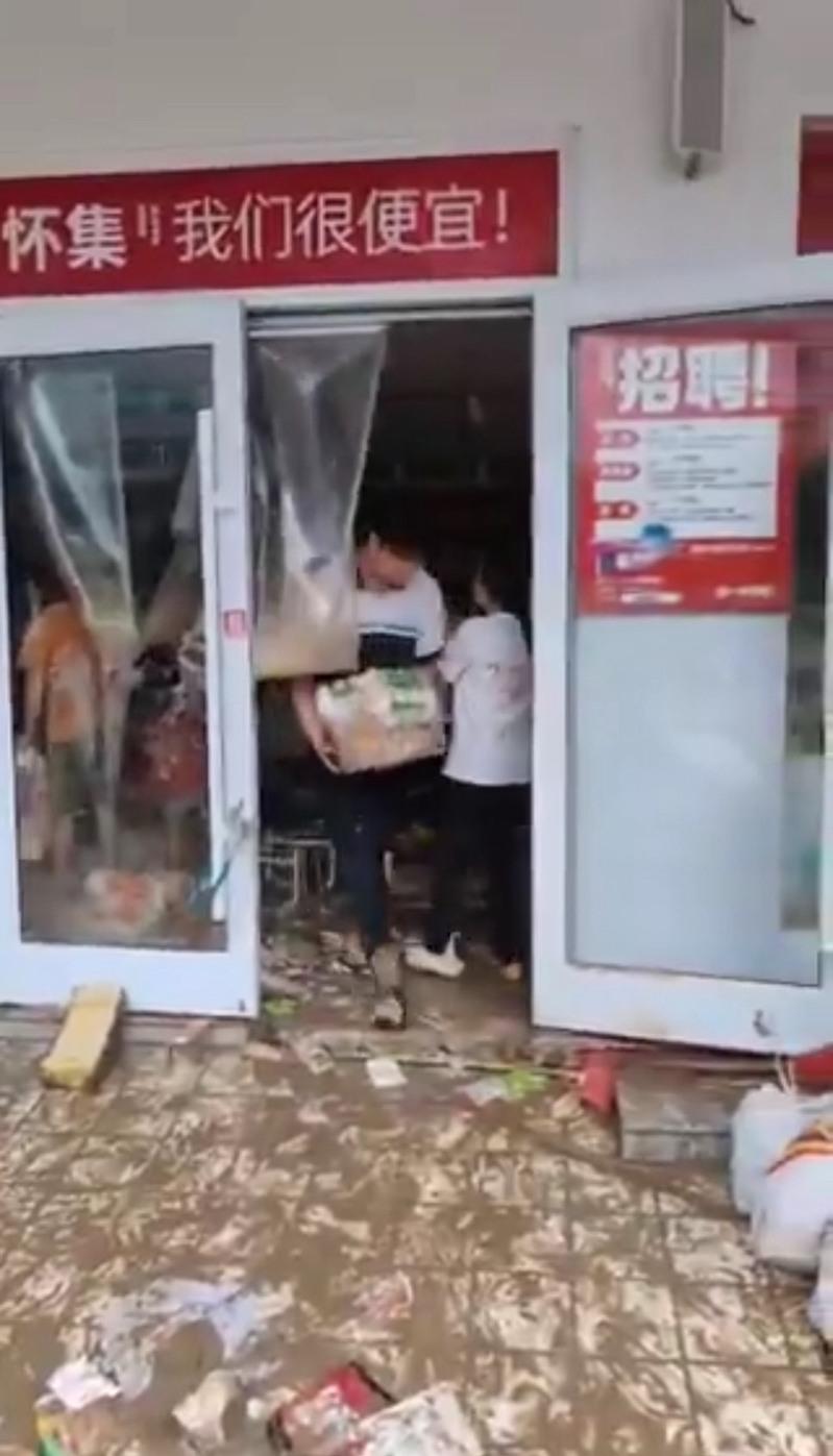 广东怀集洪灾，一家零食店控诉遭遇民众「零元购」。（视频截屏）