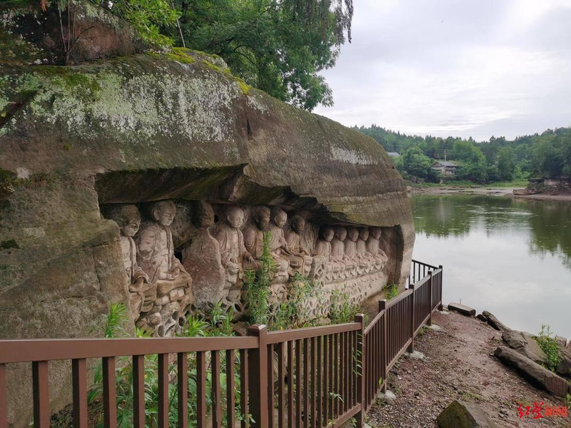 枯水季节露出的佛济寺摩崖造像。(取材自红星新闻)