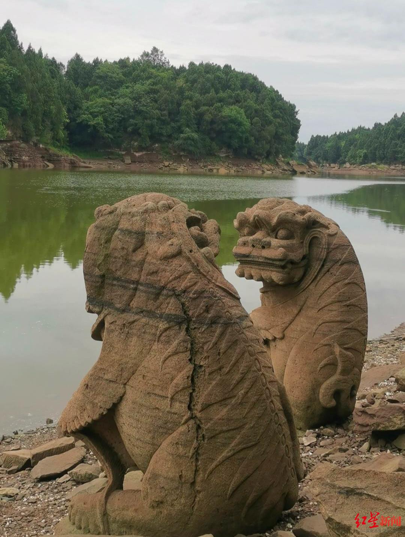 枯水季节露出的佛济寺摩崖造像。（取材自红星新闻）