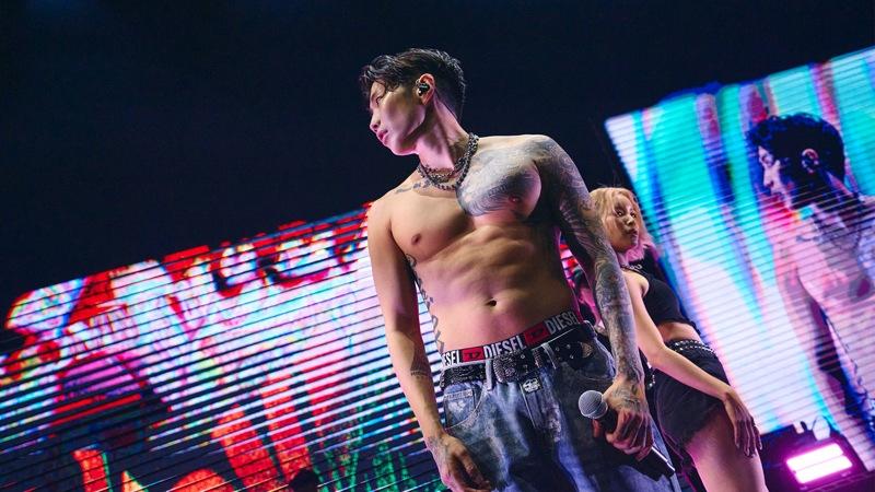 ØZI（左）惊喜为朴载范站台。图／Live Nation Taiwan提供