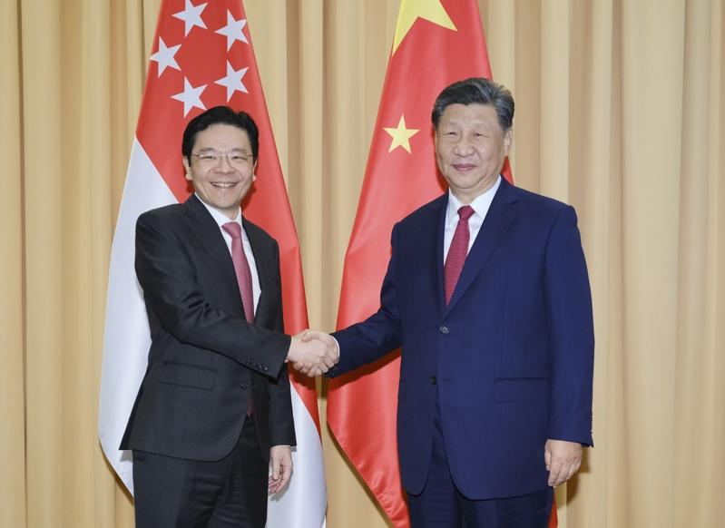 图为2024年11月15日,中国国家主席习近平(右)在利马出席亚太经合组织领导人非正式会议期间会见新加坡总理黄循财(左)。(新华社)