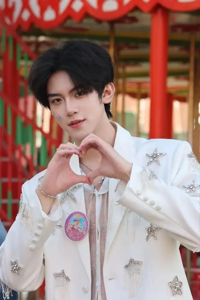 近年来景区NPC的肌肉男变多了。（取材自小红书）