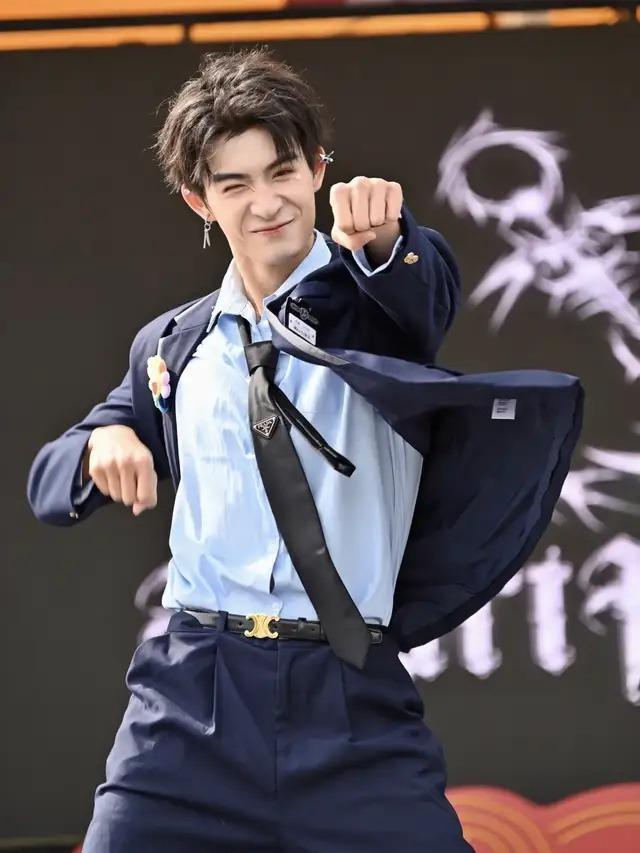 近年来景区NPC的肌肉男变多了。（取材自小红书）