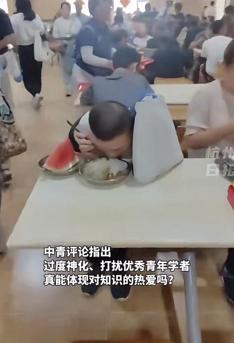 韦东奕在食堂用餐被人强行合影。(视频截屏)