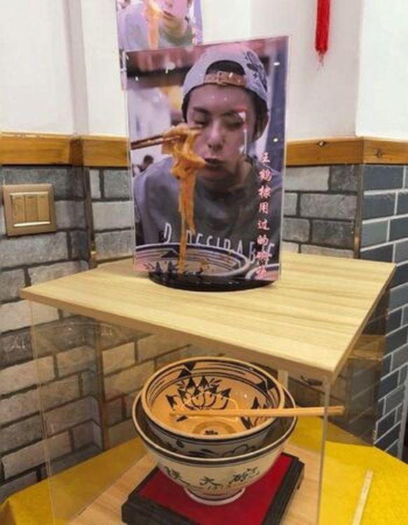 王鹤棣使用过的碗筷被店家放在展示柜。（取材自微博）
