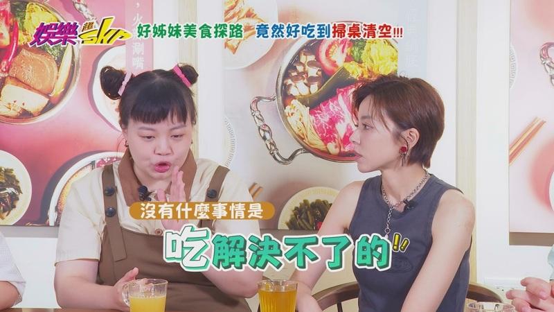 宫美乐(左)上节目爆料王瞳私下生活习惯。图/民视提供