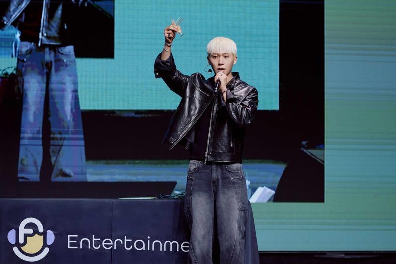 创造认真回答游戏题目。图／ FU Entertainment、DJB提供