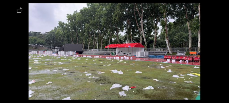 武汉大学毕业典礼结束后，现场留下一次性雨衣等垃圾。 （取材自澎湃新闻）