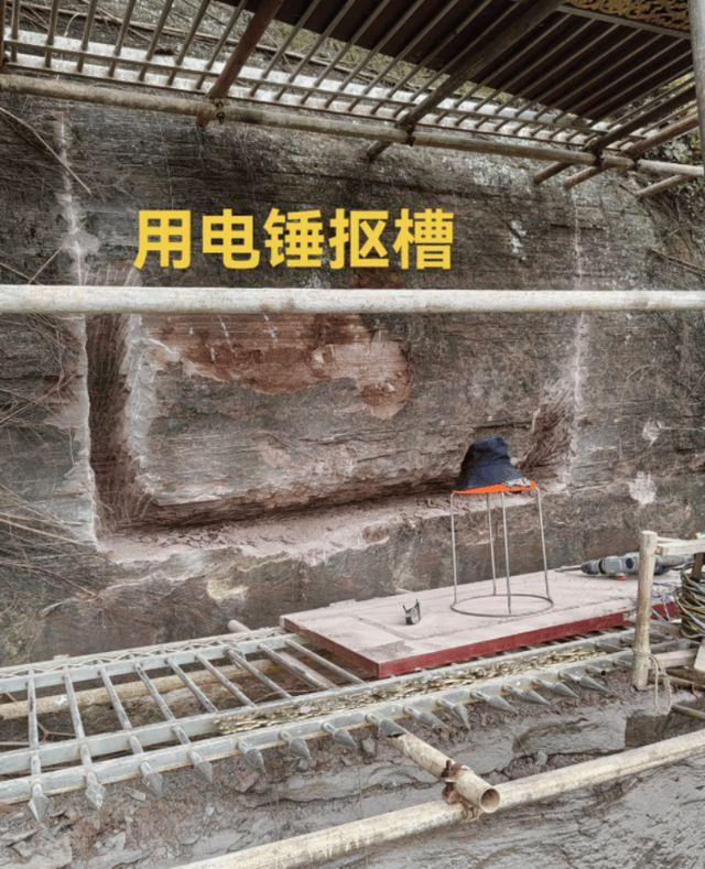 「奥特曼石像」高约2.8米。(取材自上游新闻)