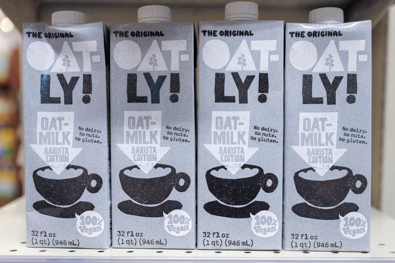 燕麦奶先驱Oatly曾在全世界掀起植物奶热潮,现在则面临大型乳业公司抢分市占、商品名称争议、年轻世代饮食习惯改变等危机。(路透)
