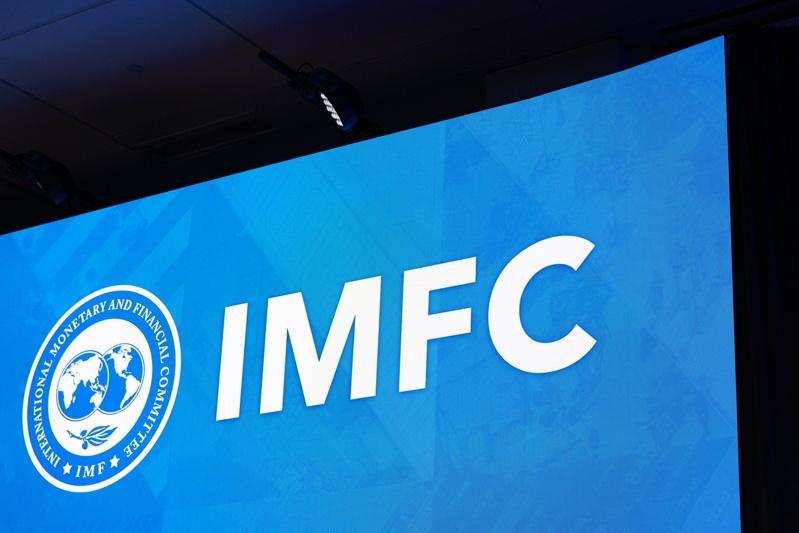 IMF等组织最近几个月陆续下修全球经济成长预测。(欧新社数据照片)