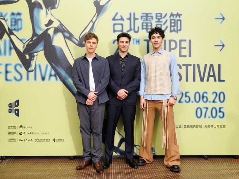 「陌路兄弟」主演凤小岳（中）、纳曜达亚卡浪（右）及瑞士演员皮耶安东尼（左）亮相。（台北电影节提供）