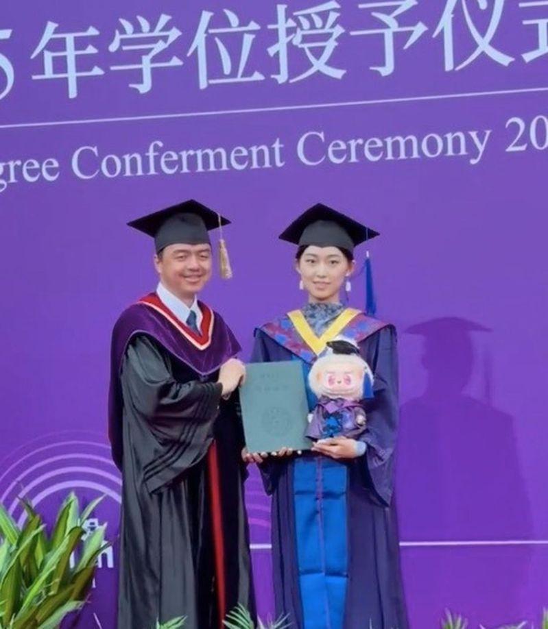 清华毕业典礼,有学生携带Labubu登台接受拨穗,校方以包容态度配合完成仪式。(取材自中华网)