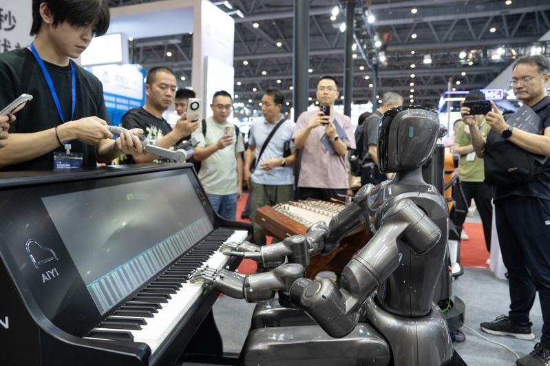 2025杭州国际人形机器人与机器人技术展览会上,人形机器人弹奏钢琴。(中新社)
