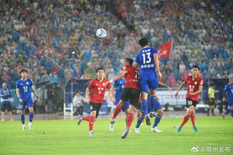 「苏超」常州队21日主场对阵南京队，常州队以0:4不敌南京。(取材自常州发布)