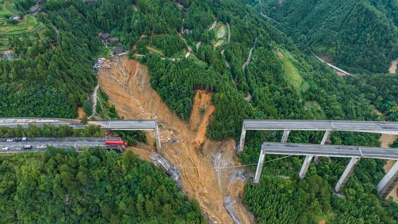贵州省黔东南州榕江县近日遭遇持续性强降雨，图为6月24日榕江县城道路、篮球场、足球场等被淹。 (中新社)