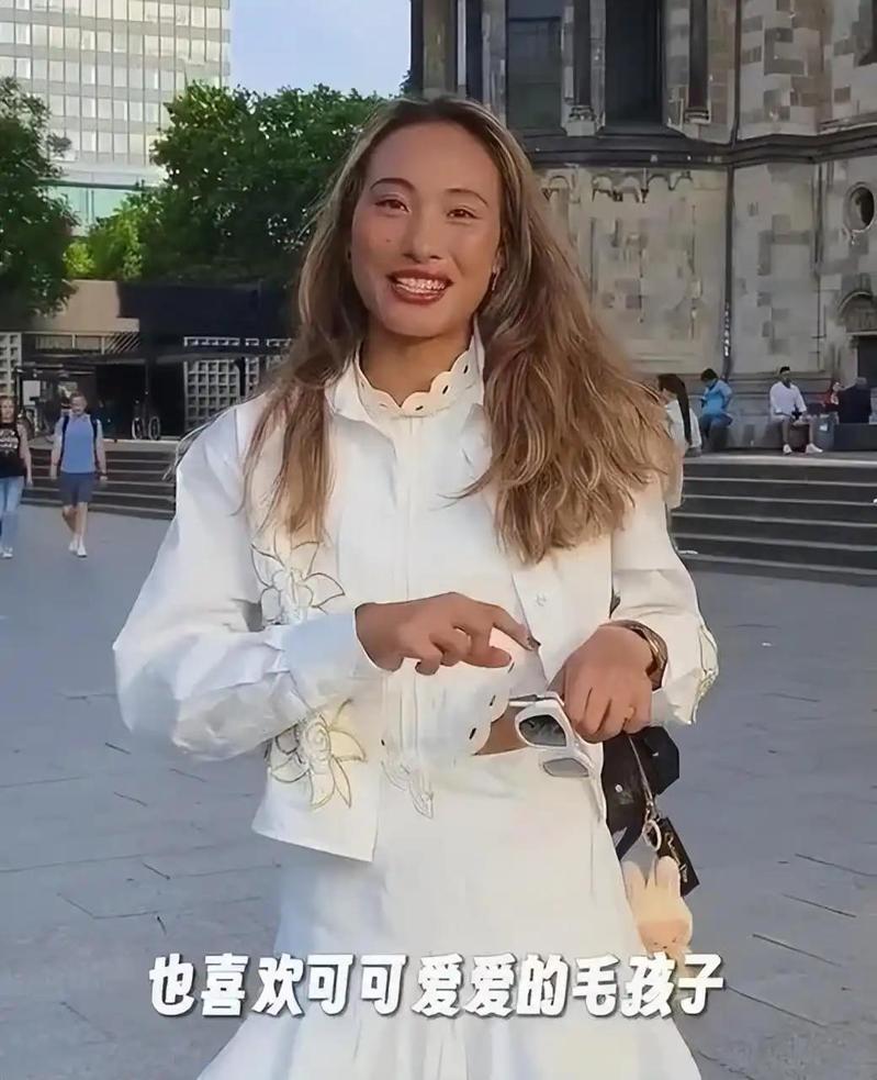 郑钦文喜欢毛小孩,也喜欢穿搭。(取材自小红书)