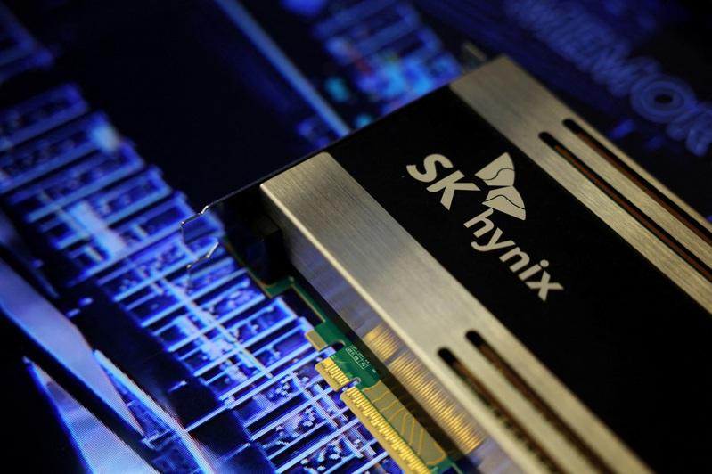 南韩芯片巨擘SK海力士(SK Hynix)市值在24日首度突破200兆韩元(1,465亿美元),是继三星后,南韩史上第二家突破此市值门槛的公司。(路透)