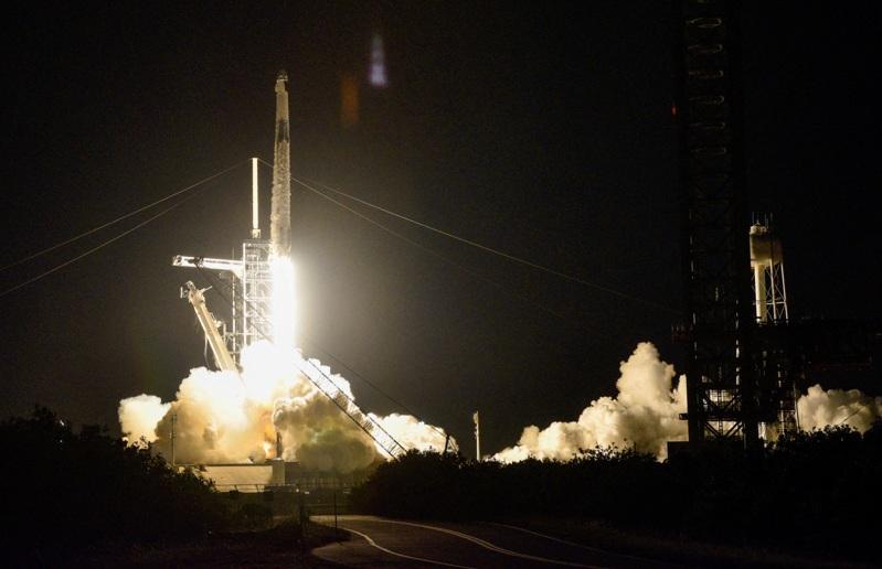 Axiom-4号组员，印度机师舒克拉(左起)、匈牙利任务专家卡普、美国指挥官惠特森和波兰任务专家乌兹南斯基－维斯涅夫斯基，24日在前往国际太空站运行任务前，向家人致意。（路透）