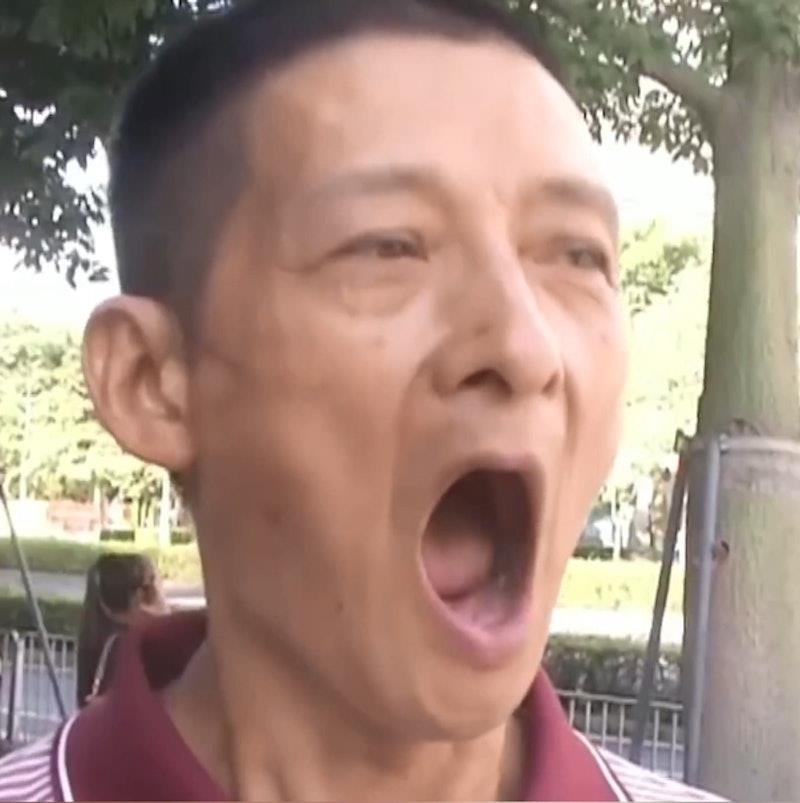 患者徐先生的牙全被拔光,如今诊所跑了,他说满口牙没了很不方便,自己暂时只能吃点粥。(视频截屏)