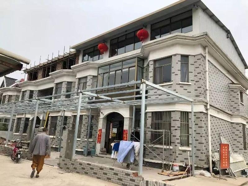 「和尚爸爸」道禄法师被指创建「慈善」人设行诈骗。(取材自微博)