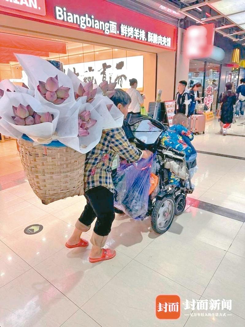 周扬琼赶在晚高峰前去人流量大的信道口。(取材自封面新闻)