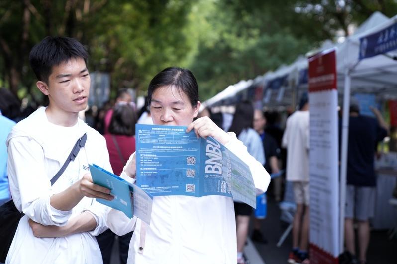 北京2025年高考成绩25日公布，众多考生和家长参加在北京石油化工学院清源路校区举行的高校招生咨询会。 (中新社)