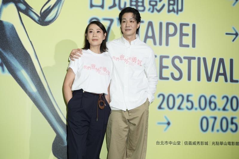 刘若英(左)、薛仕凌合作电影「我们意外的勇气」。(联合报读者提供)