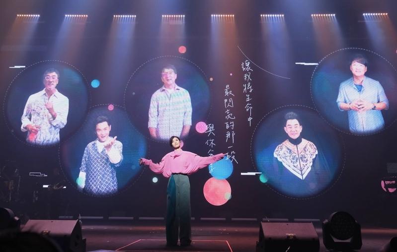 苏慧伦在《生命之花》演唱会中，与成龙、李宗盛、周华健、任贤齐、杜德伟隔空合唱，致...