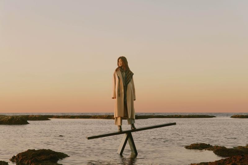 《轻重 Aftersun》专辑封面，映照苏慧伦温柔而坚定的当下。（图片提供／相信...