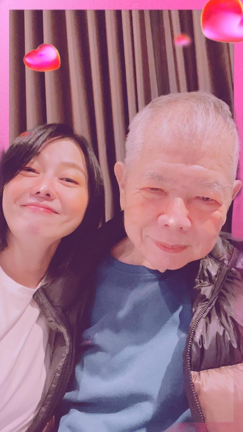 苗可丽(左)只要不工作，就返回台中陪伴爸爸。(图／摘自脸书)