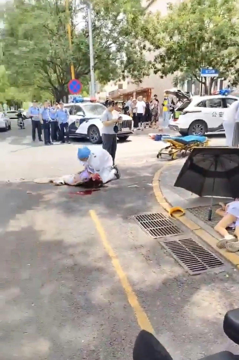 北京市一所小学门口26日突发撞人事件，多人被撞飞，现场一片混乱。（视频截屏）