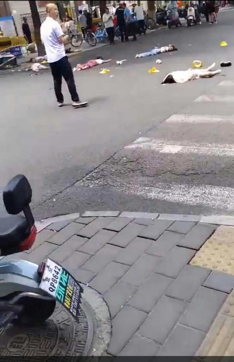 北京市一所小学门口26日突发撞人事件，多人被撞飞，现场一片混乱。（视频截屏）