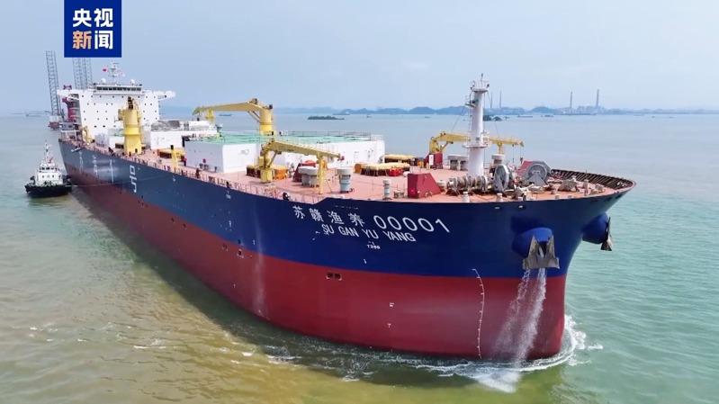 全球首艘自航封闭式三文鱼养殖工船「苏海1号」。(取材自央视新闻)