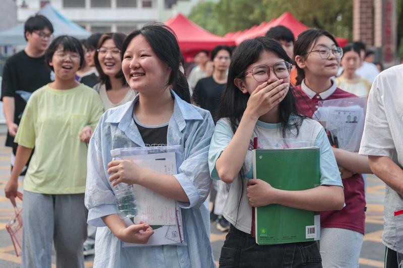 高校里女性同学数量逐年升高。图为人民大学毕业生开心的挥手。 (新华社)
