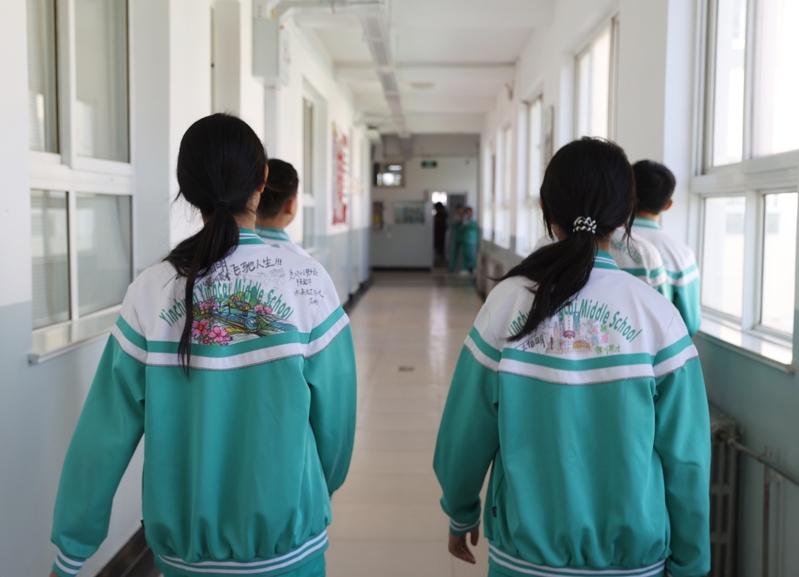 高校里女性同学数量逐年升高。图为人民大学毕业生开心的挥手。 (新华社)