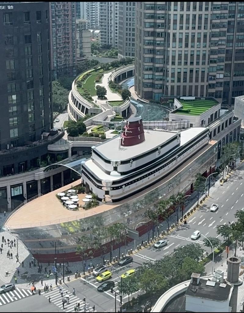 路易威登全新概念地标「路易号」吸引众多游客拍照打卡。(取材自澎湃新闻)