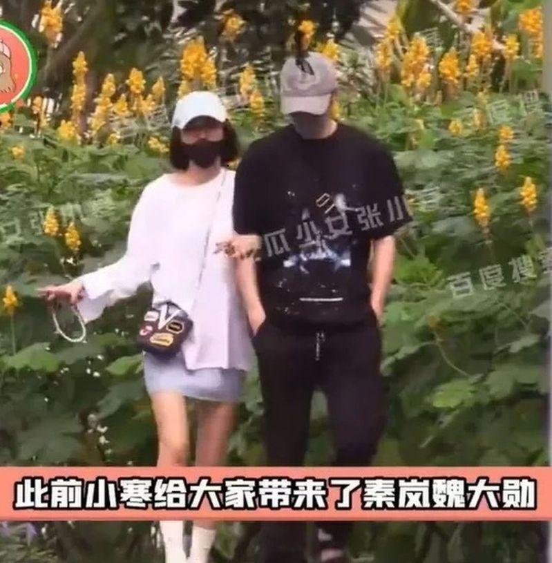 秦岚（右）、魏大勋姐弟恋似修成正果，图为两人在「关于唐医生的一切」剧中谱职场恋情。（图／爱奇艺国际站提供）
