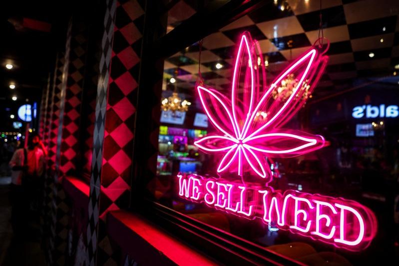 泰国卫生部25日晚间发布命令,禁止娱乐用大麻贩售,并规定所有零售购买须出示医师处方。新规定将在刊登于「皇家公报」后正式生效。路透报导则指出,该命令最快可能在数日内实施。(路透)
