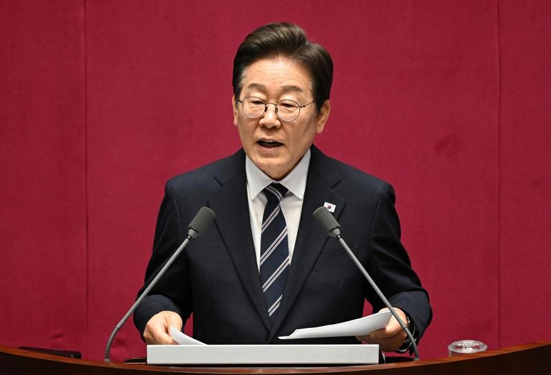 赴国会发表首次施政演说 南韩总统李在明26日抵达国会，先与议员握手致意，随后上台发表施政演说（见图）。（路透）