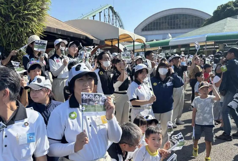 6月27日是四只熊猫向公众公开亮相的最后一天，大批从日本各地赶来的民众来到园区向熊猫告别。（图／取自央视）