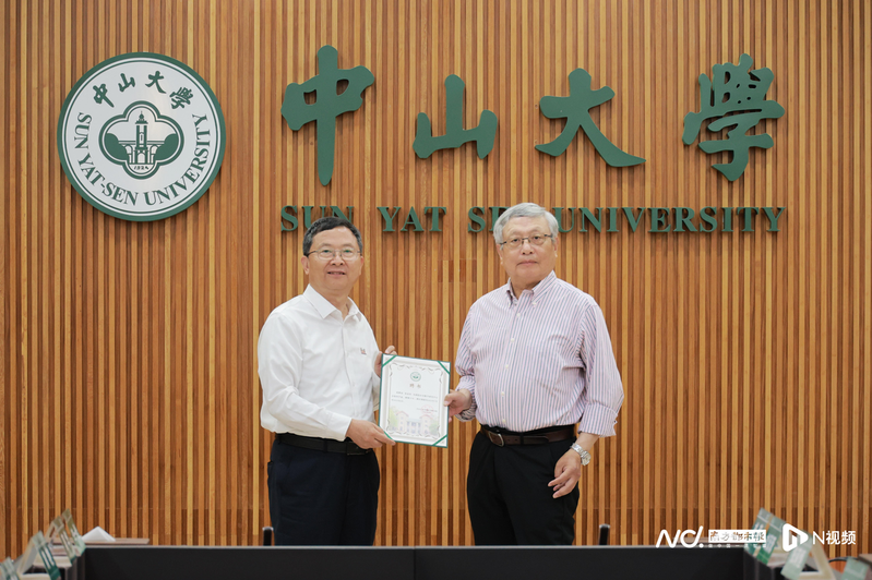 世界知名数学学者张益唐(右)举家搬迁回中国,受聘于广州中山大学。(取材自南方都市报)