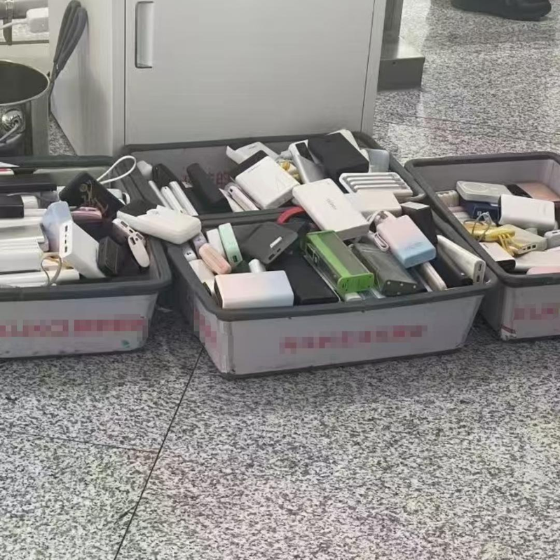 不少没有3C认证的充电宝只能被留在机场。(取材自宁波晚报)